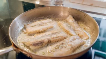 Фото блюда: Сибас в сливочно-чесночном соусе на сковороде: нежное филе за 20 минут