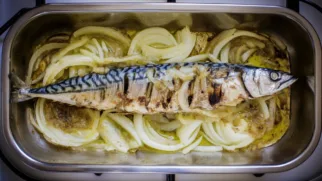Фото рецепта: Скумбрия на подушке из лука – Как приготовить вкусное блюдо