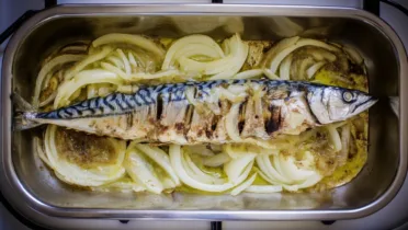 Фото блюда: Скумбрия на подушке из лука – Как приготовить вкусное блюдо