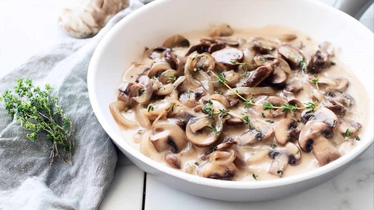 Фото блюда: Сливочный грибной соус с чабрецом