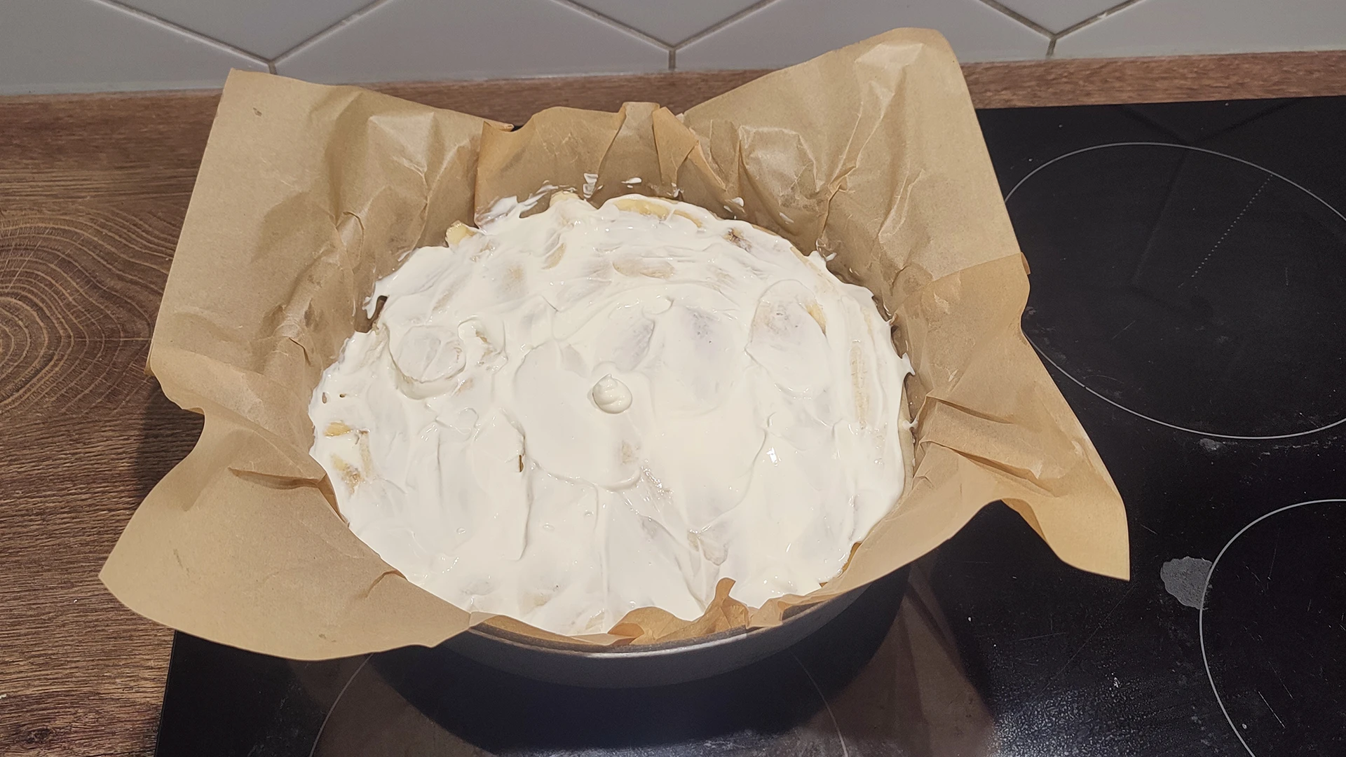 Сметана распределена поверх бананов