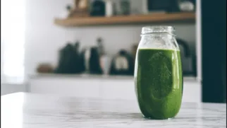 Фото рецепта: Смузи с алоэ и шпинатом для иммунитета за 5 минут, яркий зеленый заряд