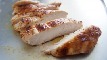 Фото рецепта Сочная куриная грудка на сковороде