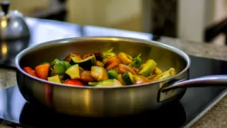 Фото рецепта: Соте из овощей в игристом: яркий гарнир с ресторанным ароматом