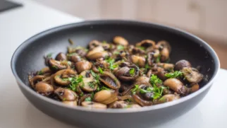 Фото рецепта: Соте из шампиньонов с луком — простой и вкусный рецепт