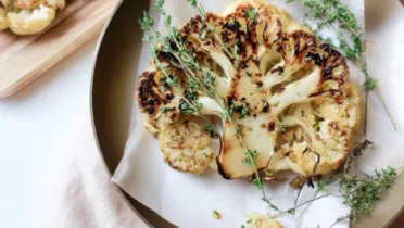 Фото рецепта Стейк из цветной капусты — полезное и вкусное блюдо