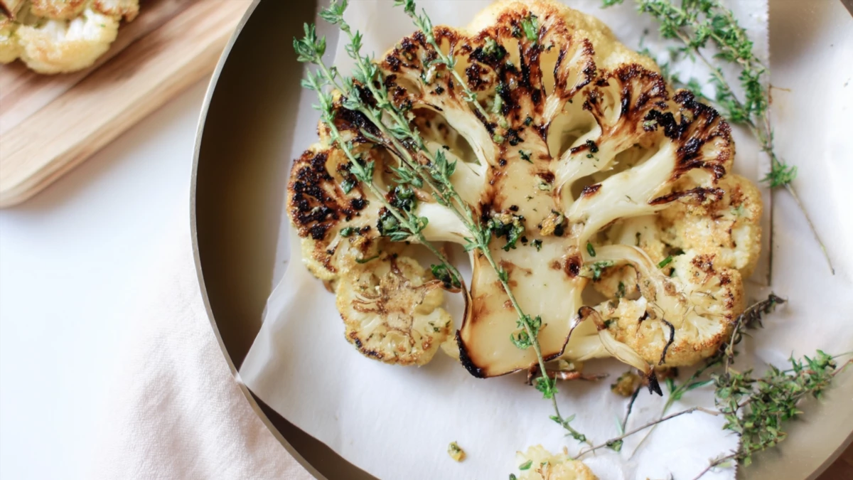 Фото блюда: Стейк из цветной капусты — полезное и вкусное блюдо