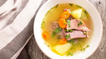 Фото рецепта Суп с говяжьим языком и овощами: прозрачный бульон как в лучших домах