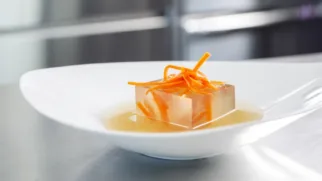 Фото рецепта: Заливное из свиной кожи — Вкусное и нежное блюдо