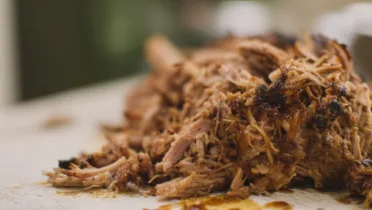 Фото рецепта Свинина пульд порк с жидким дымом и пряной корочкой