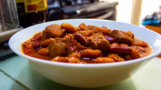 Фото рецепта: Свинина с фасолью в пряном соусе — насыщенное блюдо с богатым вкусом