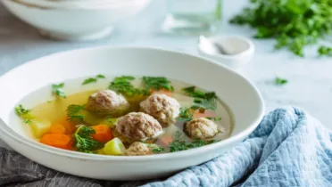 Фото рецепта Суп с нежными свиными фрикадельками: чистый бульон и идеальная текстура