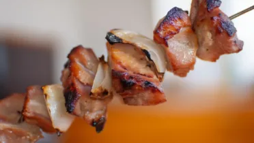 Фото блюда: Свиные шашлычки с луком на шпажках: сочные, румяные, с дымком