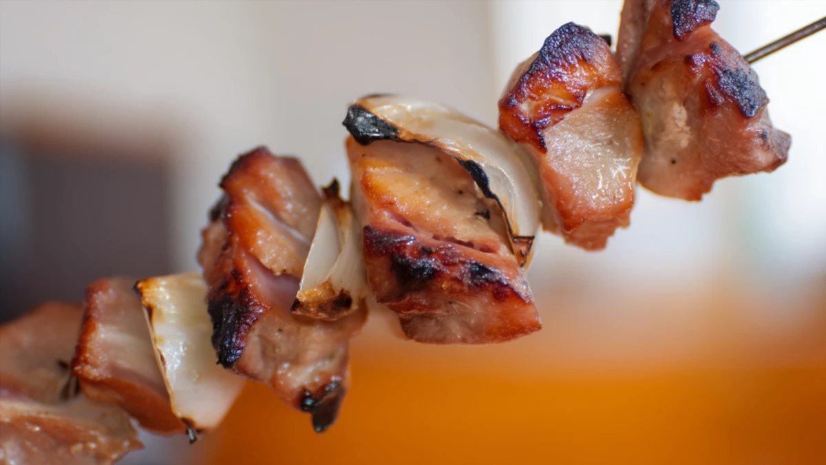 Фото блюда: Свиные шашлычки с луком на шпажках: сочные, румяные, с дымком