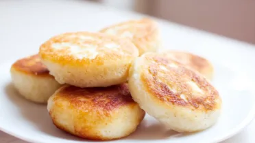 Фото рецепта Сырники с клетчаткой на сковороде: пышные и румяные