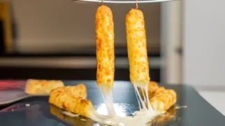 Фото рецепта: Сырные палочки с плавящимся центром