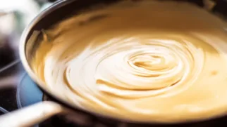 Фото рецепта: Как приготовить сырный соус из колбасного сыра