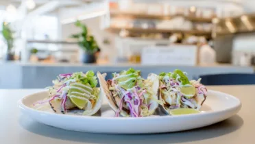 Фото рецепта Такос по-калифорнийски с рыбой и лаймовым кремом