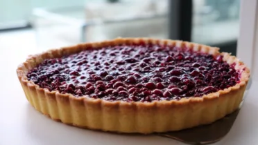 Фото рецепта Тарт с красной рябиной с хрустящей основой и насыщенной ягодной начинкой