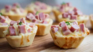 Фото рецепта: Тарталетки с ветчиной и сыром – вкусный и быстрый перекус