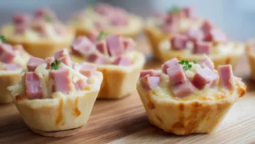 Фото блюда: Тарталетки с ветчиной и сыром – вкусный и быстрый перекус