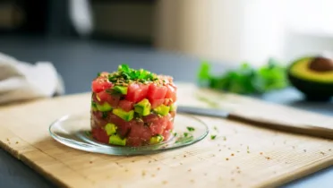 Фото блюда: Тартар из арбуза с авокадо и кунжутной заправкой как в ресторане