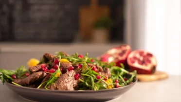 Фото рецепта Теплый салат с говядиной в гранатовой подливе как в ресторане за 25 минут