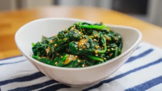 Фото рецепта: Тёплый шпинат с горчичным маслом – рецепт с калорийностью
