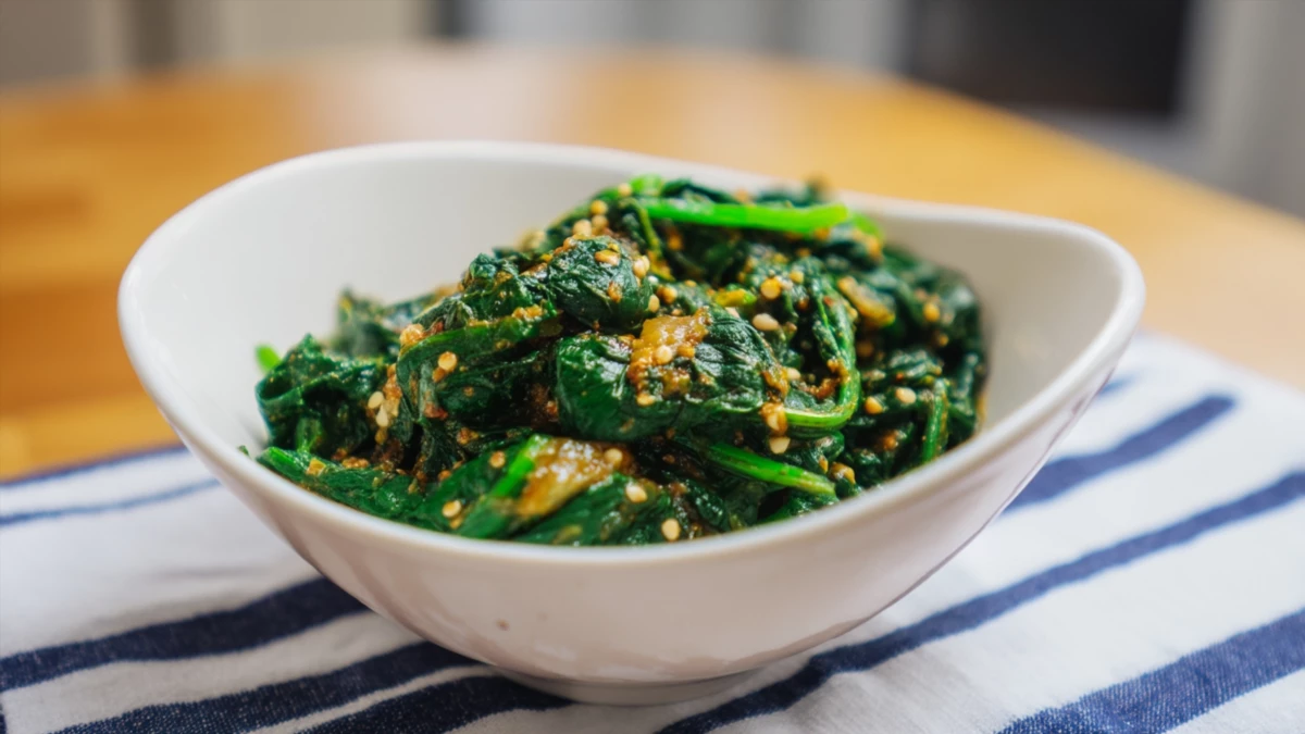 Фото блюда: Тёплый шпинат с горчичным маслом – рецепт с калорийностью