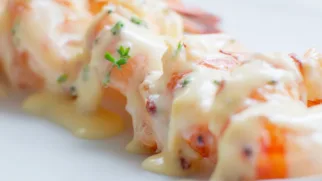 Фото рецепта: Тигровые креветки в сливочно чесночном соусе для яркого ужина