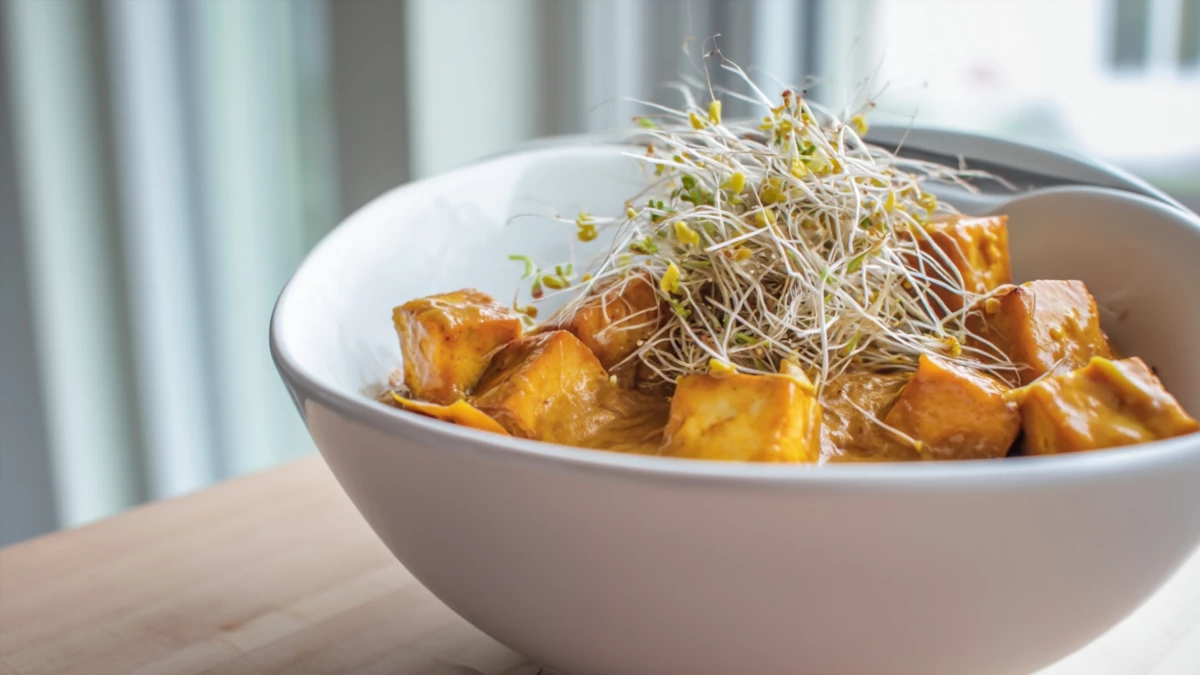 Фото блюда: Тoфу кари с фасолевыми ростками — пикантное вегетарианское блюдо