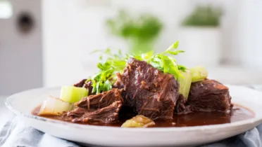 Фото рецепта Томленая говядина с сельдереем: как приготовить и калорийность