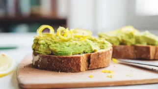 Фото рецепта: Тост с авокадо и корнишонами: хруст, сливочность и яркая кислинка