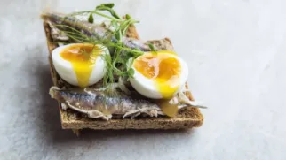 Фото рецепта: Тосты с килькой и яйцом – рецепт