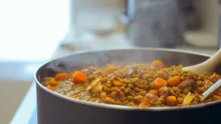 Фото рецепта: Тушеная чечевица с сардельками в густом соусе по домашнему