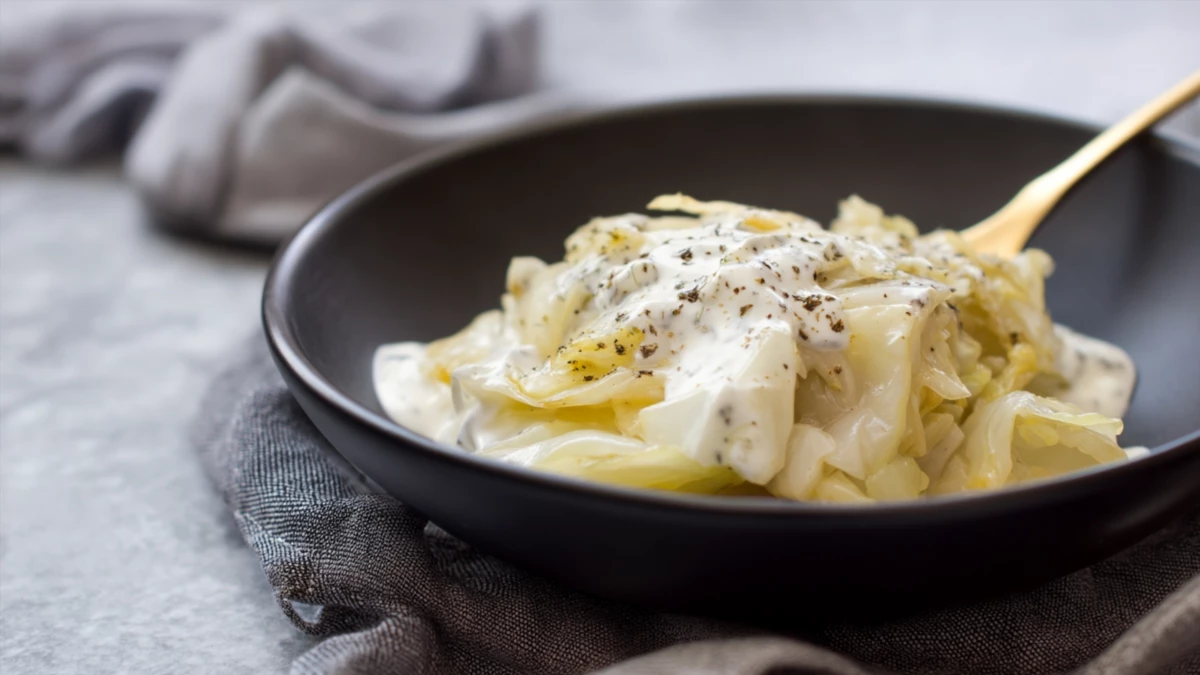 Фото блюда: Нежная тушеная капуста со сметаной с мягким сливочным вкусом