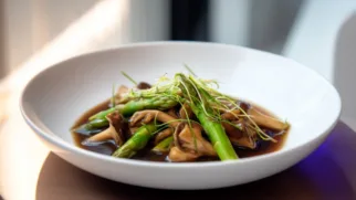 Фото рецепта: Тушеная соевая спаржа с грибами