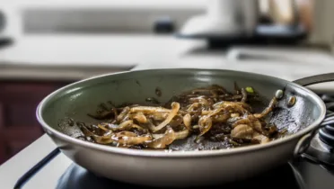 Фото блюда: Тушеная соя с луком на сковороде: сытно, просто и очень ароматно