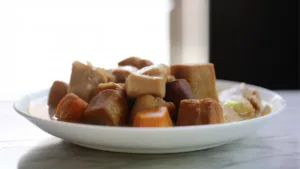Фото блюда: Тушёная свинина какуни в рисовом вине: нежнейшие кусочки в глянцевом соусе