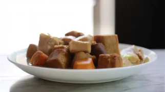 Фото рецепта: Тушёная свинина какуни в рисовом вине: нежнейшие кусочки в глянцевом соусе