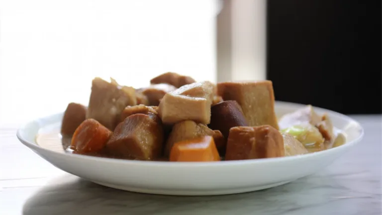 Фото блюда: Тушёная свинина какуни в рисовом вине: нежнейшие кусочки в глянцевом соусе