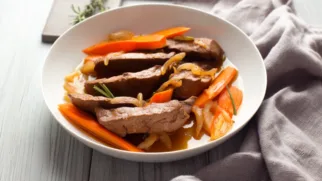 Фото рецепта: Тушеная утиная печень с овощами