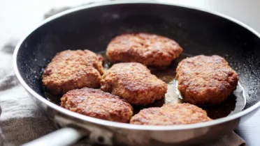 Фото блюда: Тушеные котлеты в панировке – Вкусный и сытный рецепт