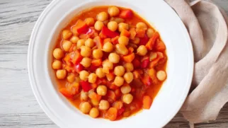 Фото рецепта: Тушёный нут с овощами и паприкой: густое рагу с дымным ароматом