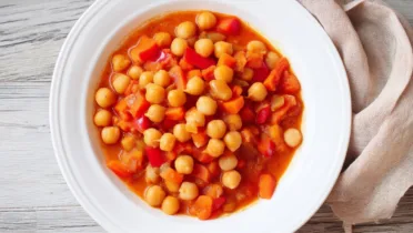 Фото рецепта Тушёный нут с овощами и паприкой: густое рагу с дымным ароматом