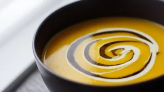 Фото рецепта: Тыквенный крем суп с бальзамическим крем соусом: рецепт, калорийность и идеальная бархатистая текстура