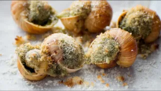 Фото рецепта: Улитки по итальянски с пармезаном и чесночным маслом в духовке