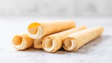 Фото рецепта Хрустящие вафельные трубочки со сгущенкой для сладкого настроения