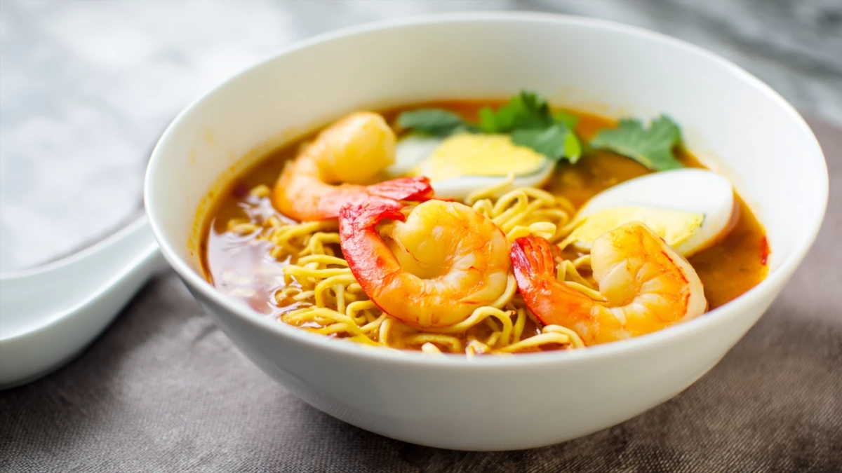 Фото блюда: Яичная лапша с креветками том ям: острый тайский суп за 30 минут