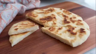 Фото рецепта: Нежная йогуртовая лепёшка с золотистой корочкой